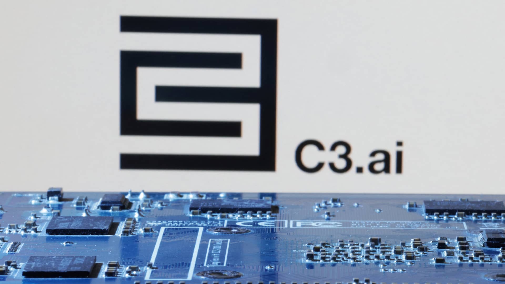C3 AI reports declining revenue, announces new CEO to replace Siebel